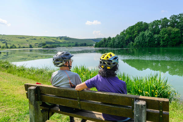 Radtour mit den Kindern und den Großeltern an einem sonnigen Frühsommertag am idyllischen Härtsfeldsee nahe Neresheim in der schwäbisch-fränkischen Alb.