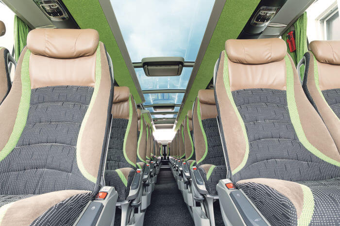 Luxus-Busreisen im neuen 5-Steren-Panoramabus mit Glasdach, Innenansicht.