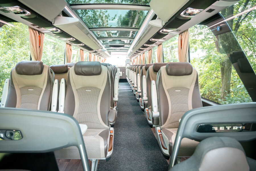 Luxus-Busreisen im neuen 5-Steren-Panoramabus mit Glasdach, Innenansicht.