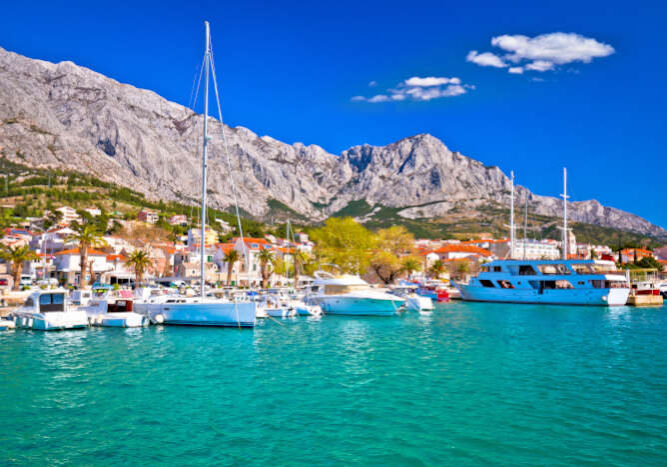 Hafen von Baška Voda an der Makarska Riviera, Kroatien