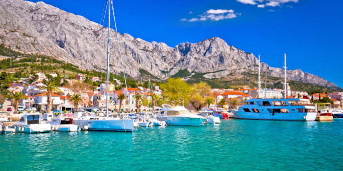 Hafen von Baška Voda an der Makarska Riviera, Kroatien