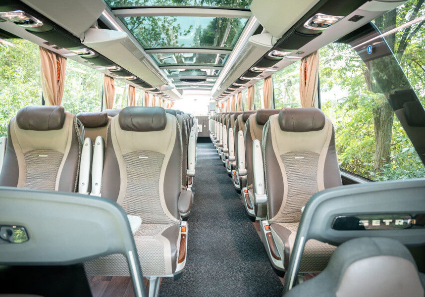 Luxus-Busreisen im neuen 5-Steren-Panoramabus mit Glasdach, Innenansicht.