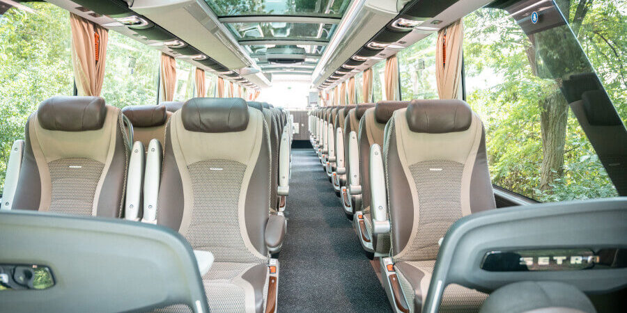 Luxus-Busreisen im neuen 5-Steren-Panoramabus mit Glasdach, Innenansicht.