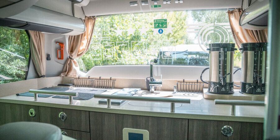Bordkueche im 5 Sterne Luxus Reisebus von Wörlitz Tourist