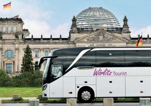 Busreisen ab Berlin mit Wörlitz Tourist. Ein Bus steht vor dem Reichstag in Berlin.