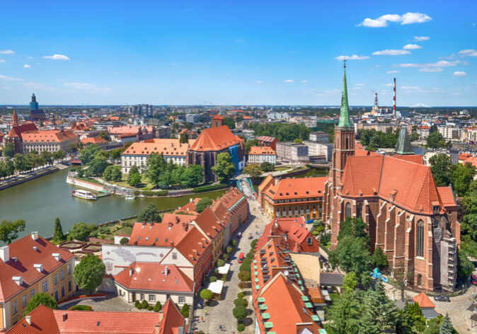 Blick auf die Altstadt von Breslau mit der Dominsel Ostrów Tumski und der Oder während einer Busreise nach Polen.