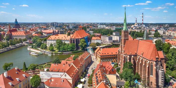 Blick auf die Altstadt von Breslau mit der Dominsel Ostrów Tumski und der Oder während einer Busreise nach Polen.