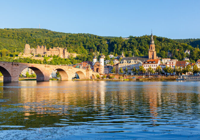 Busreisen Heidelberg. Schöner Blick auf Heidelberg im Sommerlicht. Heidelberg am Neckar in Deutschland ist bekannt für seine Universität und sein romantisches Flair