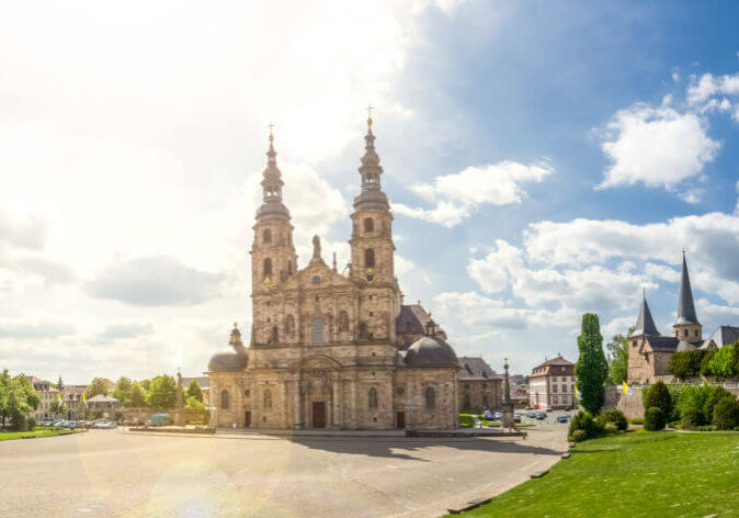 Busreisen Hessen, Busreisen nach Fulda mit Blick auf die Fuldaer Stadtkirche St. Salvator (Fuldaer Dom).