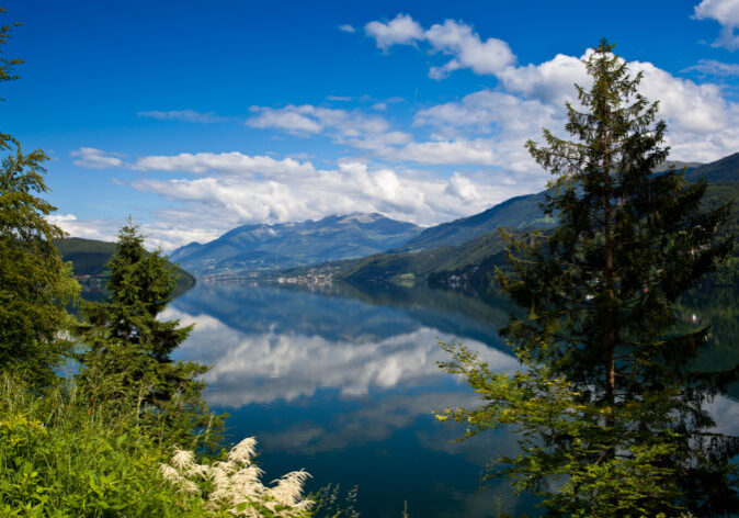 Kärnten, umgeben von grünen Bergen und Seen.