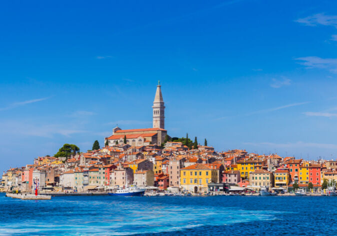 Blick auf die Altstadt von Rovinj während einer Busreise nach Kroatien. Umgeben von der malerischen Adriaküste und den charakteristischen bunten Häusern der Hafenstadt.