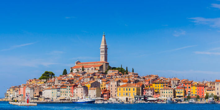 Blick auf die Altstadt von Rovinj während einer Busreise nach Kroatien. Umgeben von der malerischen Adriaküste und den charakteristischen bunten Häusern der Hafenstadt.