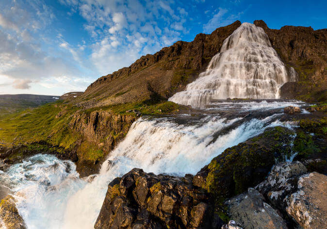 Island Kreuzfahrten entlang der spektakulären Westfjorde mit den mächtigen Dynjandi-Wasserfällen und unberührter Natur Islands.