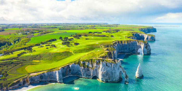 Panoramablick auf die weißen Kreidefelsen von Étretat an der Küste der Normandie, Frankreich