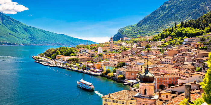 Uferpromenade von Limone sul Garda, Lombardei, Italien. Busreisen Italien zum Gardasee.