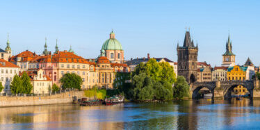 Kurzreisen ab Berlin. Blick auf die Karls brücke in Prag.