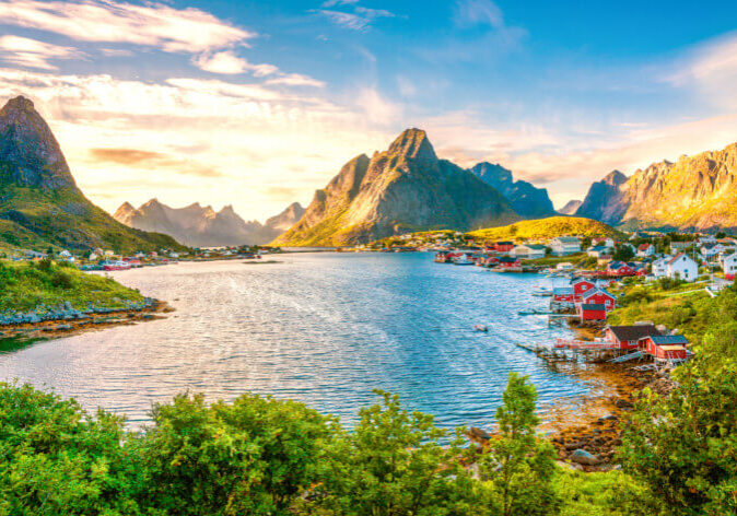 Norwegen Lofoten Reisen. Blick auf das Fischerdorf Reine auf den Lofoten, Norwegen
