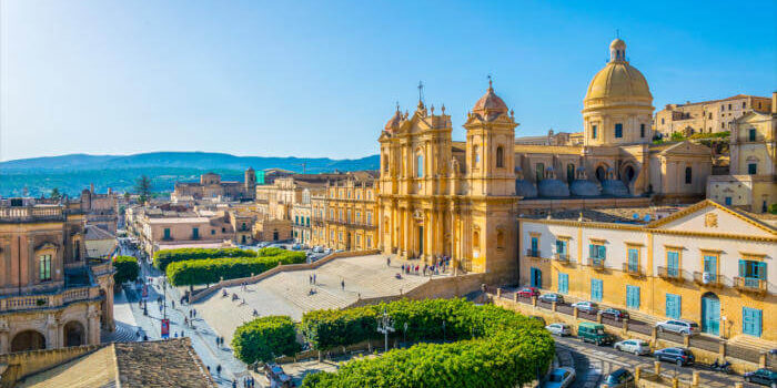 Barocke Altstadt von Noto auf Sizilien, Italien. Kathedrale San Nicolò und sonniger Piazza im Abendlicht.