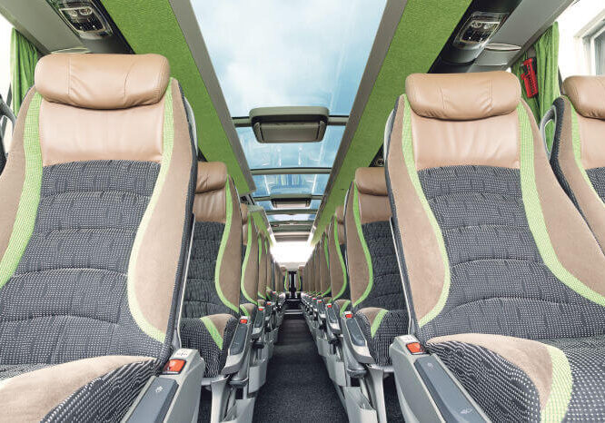 Luxus-Busreisen im neuen 5-Steren-Panoramabus mit Glasdach, Innenansicht.