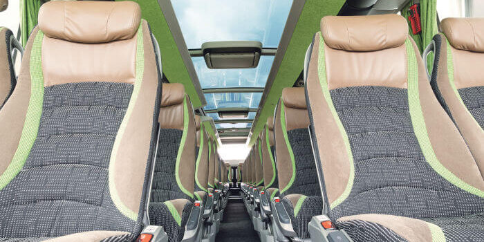 Luxus-Busreisen im neuen 5-Steren-Panoramabus mit Glasdach, Innenansicht.