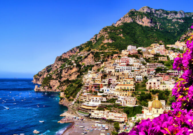 Rundreisen Italien, Blick auf Positano an der Amalfiküste.