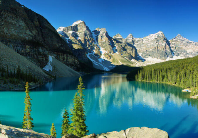 Reisen Kanada. Türkisblauer Moraine Lake im Banff-Nationalpark, Kanada