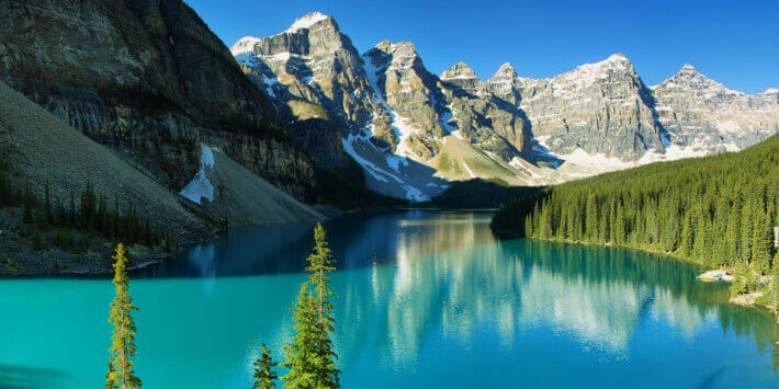 Reisen Kanada. Türkisblauer Moraine Lake im Banff-Nationalpark, Kanada
