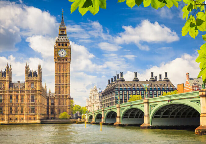 Großbritannien Rundreisen nach London mit Big Ben, Westminster Bridge und dem Palace of Westminster an der Themse.