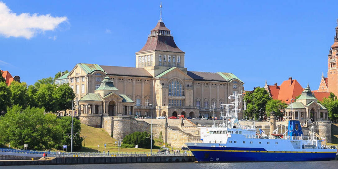Rundreisen nach Polen. Stettin mit Blick auf die Chrobry-Schächte und die Oder.