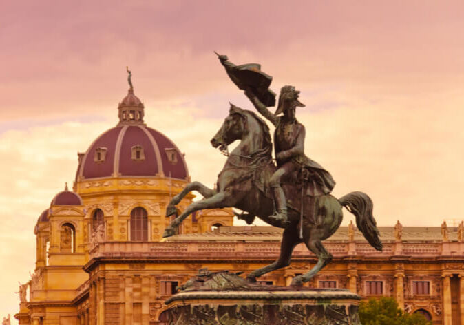 Reisen nach Wien. Reiterstatue am Maria-Theresien-Platz in Wien, Österreich, vor der Kuppel des Kunsthistorischen Museums bei Sonnenuntergang.