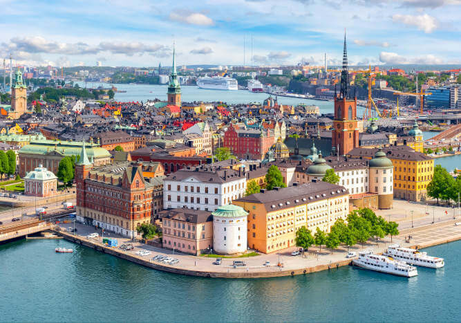 Stockholm Städtereisen und Schweden Rundreisen mit Blick auf die historische Altstadt Gamla Stan und die Schärenküste der Ostsee.