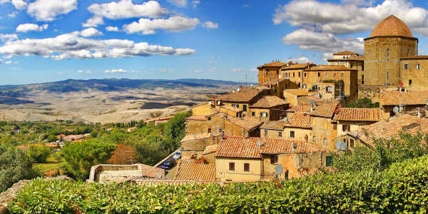 Italien-Reisen: Busreisen nach Volterra. In die malerische Stadt in der Toskana.