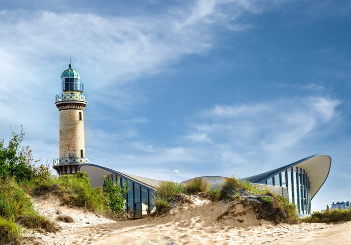 Warnemünde, der idyllische Küstenort bei Rostock, ist ein beliebter Abfahrtshafen für Kreuzfahrten in die Ostsee.