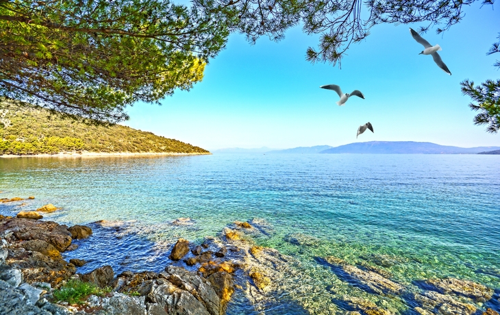 Strand in der Nähe des Dorfes Valun auf der Insel Cres, Kroatien