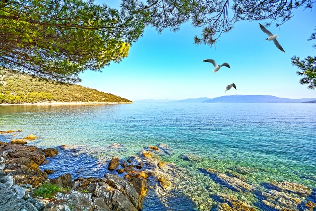 Strand in der Nähe des Dorfes Valun auf der Insel Cres, Kroatien