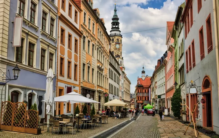 Brüderstraße in der Altstadt von Görlitz mit Rathausturm
