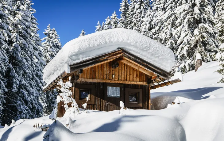 schneebedecktes Chalet in Tirol