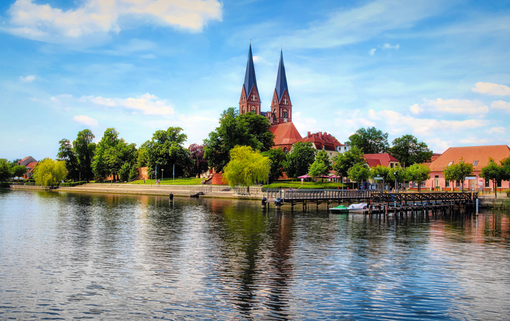 Neuruppin am Neuruppiner See mit der Klosterkirche Sankt Trinitatis im Hintergrund