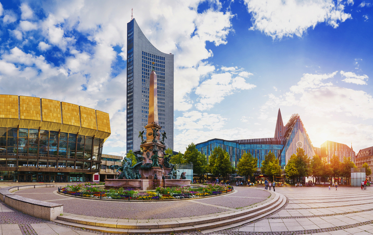 Opernhaus mit Uniriese auf dem Augustusplatz in Leipzig