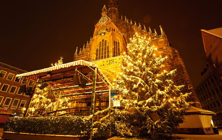 Sebaldkirche mit Christkindlesmarkt in Nürnberg