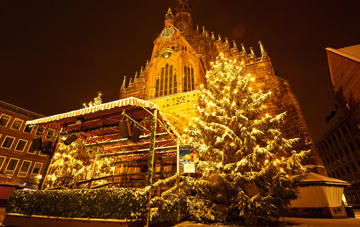 Sebaldkirche mit Christkindlesmarkt in Nürnberg