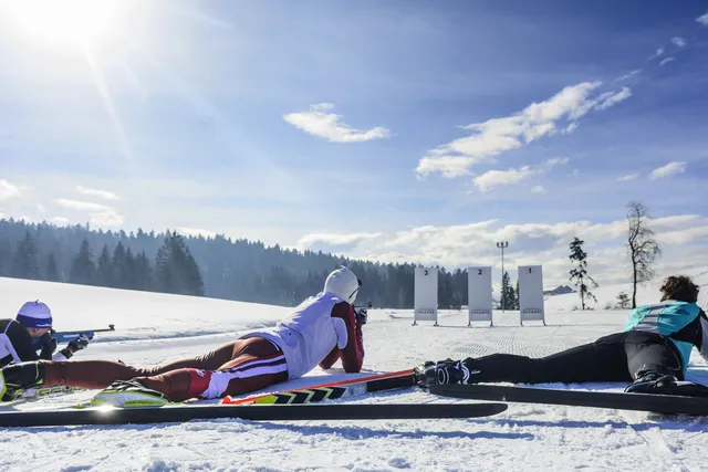 Drei Biathleten beim Schießen