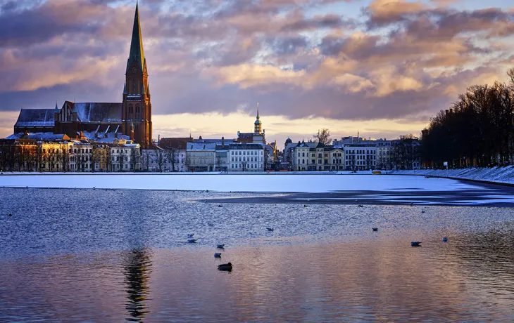 zugefrorener Pfaffenteich in Schwerin, Deutschland