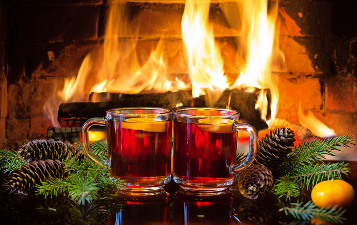 Glühwein oder heißes Getränk, Weihnachtsdekoration, Kamin