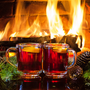Glühwein oder heißes Getränk, Weihnachtsdekoration, Kamin