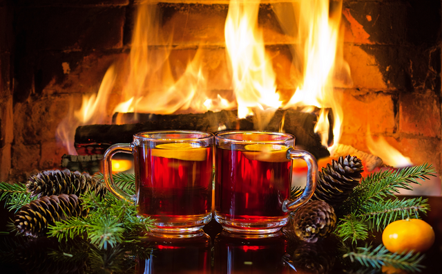 Glühwein oder heißes Getränk, Weihnachtsdekoration, Kamin