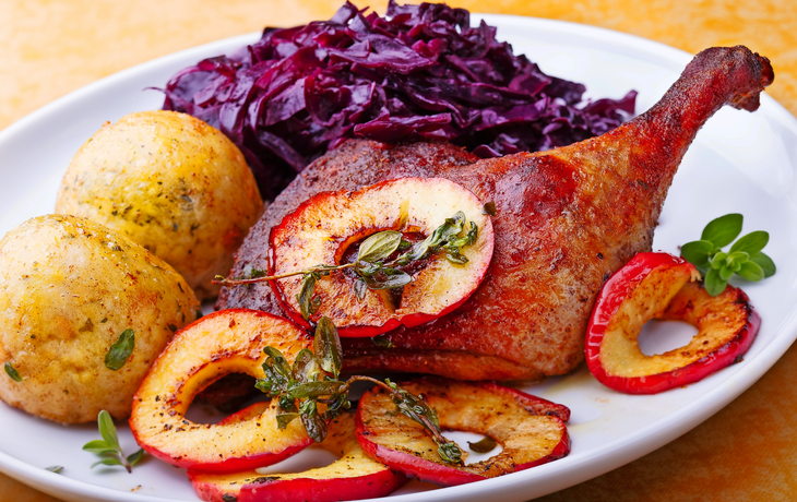 Gebratene Entenkeule mit Rotkohl, Knödel und in Butter gedünsten Apfelscheiben mit MajoranApfelscheiben mit Majoran