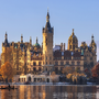 Schweriner Schloss im Winter, Schweriner See mit Kormorane im Vordergrund