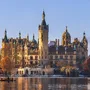 Schweriner Schloss im Winter, Schweriner See mit Kormorane im Vordergrund