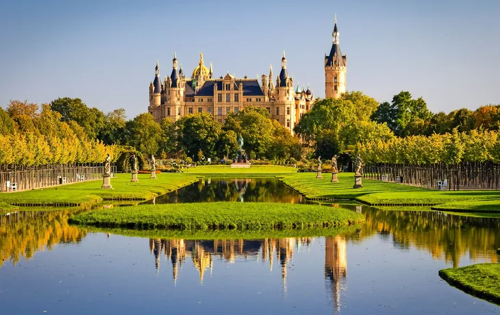 Schweriner Schloss spiegelt sich im See